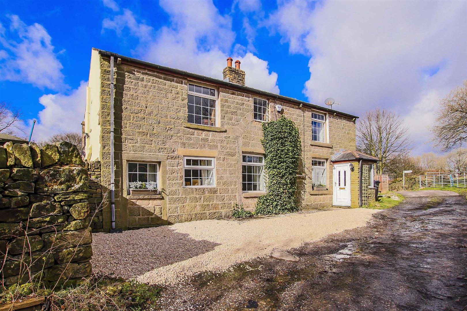 4 Bedroom Detached House For Sale - Main Image